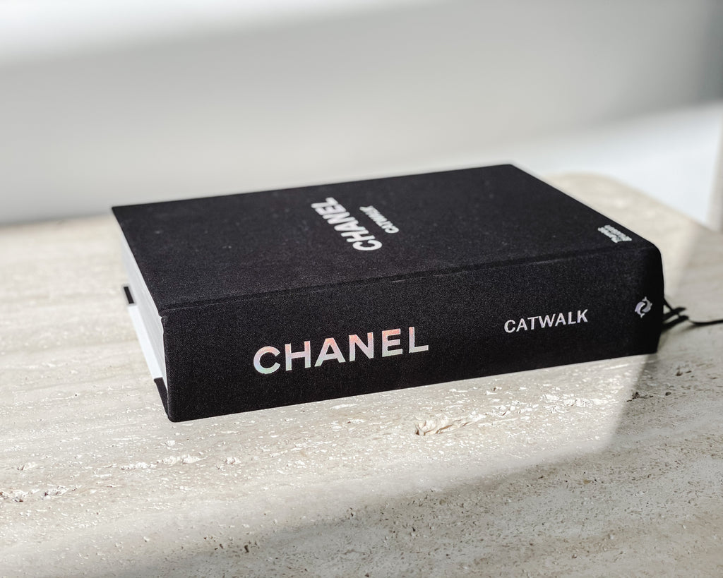 𝓡𝑜𝑥  Chanel book, Chanel, Catwalk