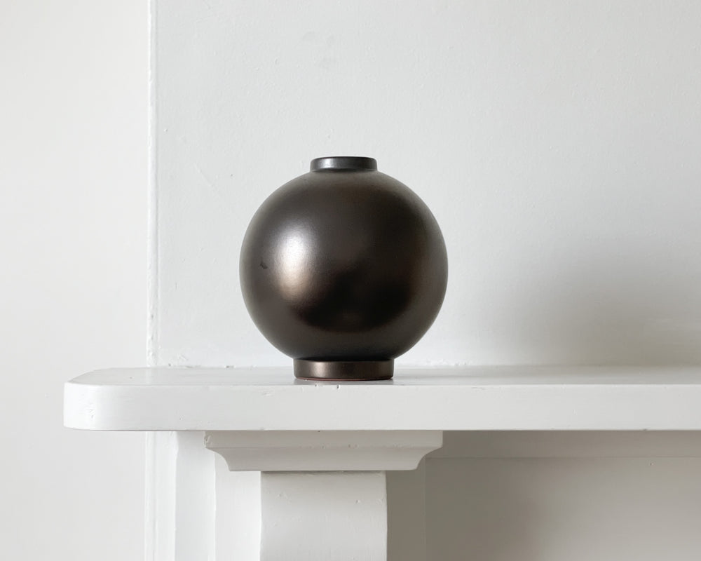 Om Vase | Black Pearl