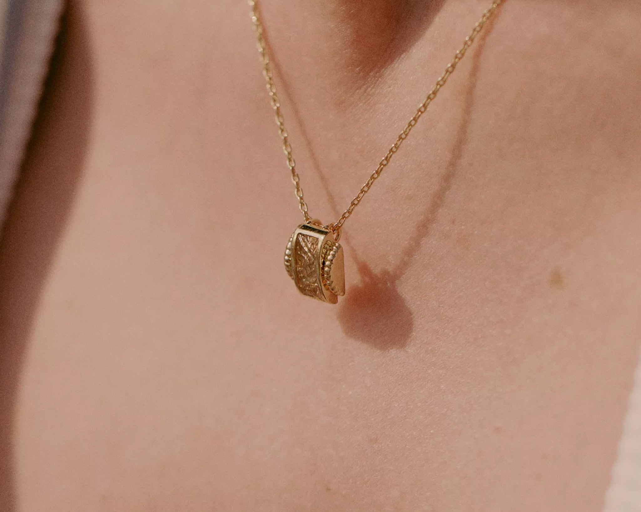 LOUISE DAMAS – ORNAMENT